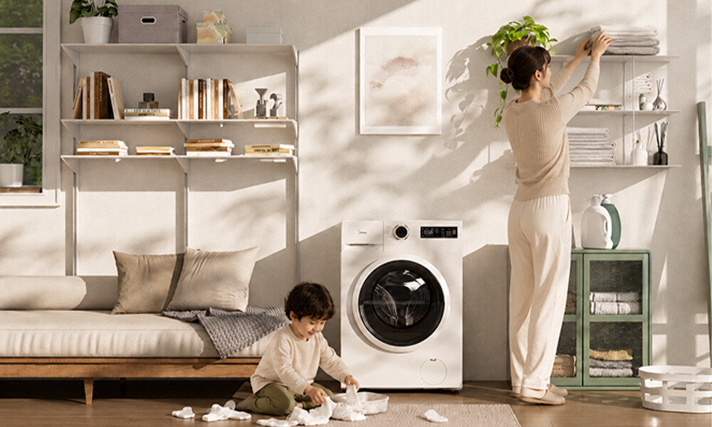 PRALKA MIDEA MF110W80BA10/WW-PL Pralka Midea ustawiona w domowym wnętrzu. Grafika podkreśla wygodne użytkowanie oraz codzienną pielęgnację ubrań blokada rodzicielska zabezpieczenie ustawień bezpieczeństwo dzieci ochrona programu