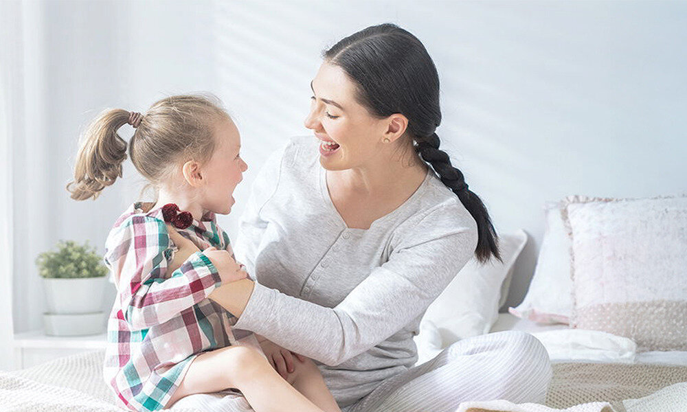 SUSZARKA MIDEA MD110H80D WW-PL Osoba siedzi z dzieckiem w jasnym wnętrzu. Grafika nawiązuje do higienicznej pielęgnacji tkanin i dbałości o komfort całej rodziny pojemność 8 kg Time Dry Dry Level 3 poziomy suchości wyświetlacz LED Delay End opóźnienie do 24 h blokada rodzicielska ręczne ustawianie czasu suszenia duży wsad ręczniki pościel wygodna obsługa suszarki
