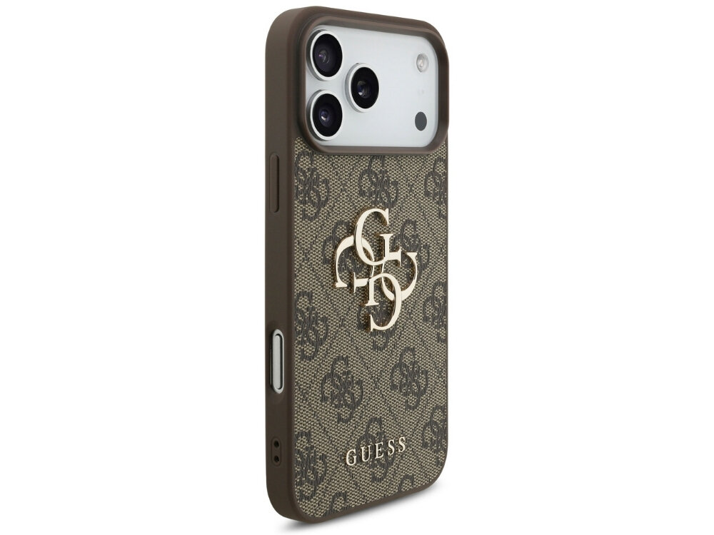 Brązowe etui na telefon z dużym logo \'4G\' i napisem \'GUESS\' na dole. Etui ma wzór z powtarzającymi się motywami i jest przeznaczone do modelu telefonu z trzema aparatami.