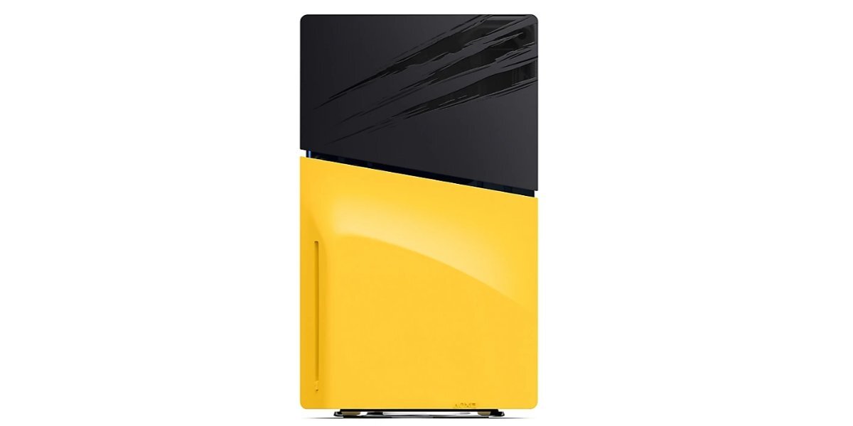 Konsola Playstation 5 Digital Marvel’s Wolverine Battle Yellow na białym tle ustawiona bokiem.