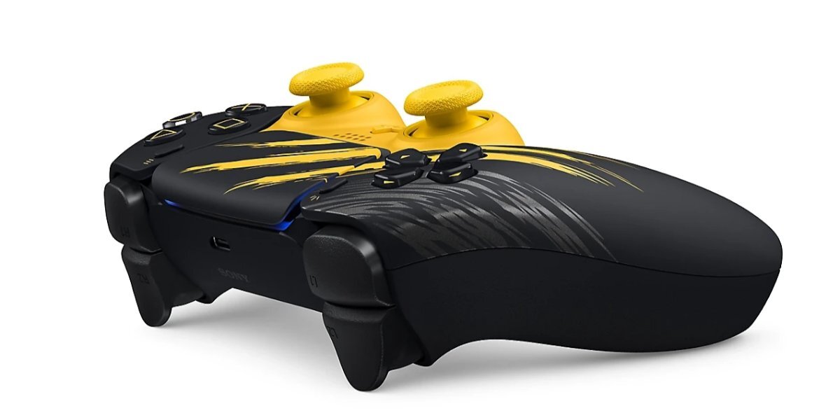 Kontroler Dualsense Marvel’s Wolverine Battle Yellow Edition na białym tle.