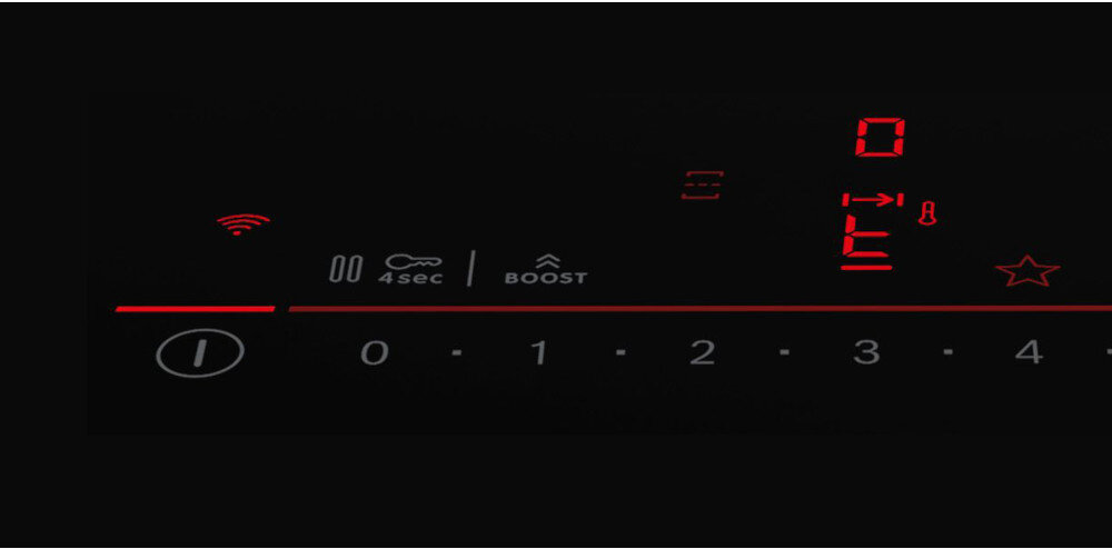 Panel sterowania płyty indukcyjnej z czerwonymi wskaźnikami i ikonami, w tym symbolem Wi-Fi, napisem \'4 sec\', \'BOOST\' oraz cyframi od 0 do 9.