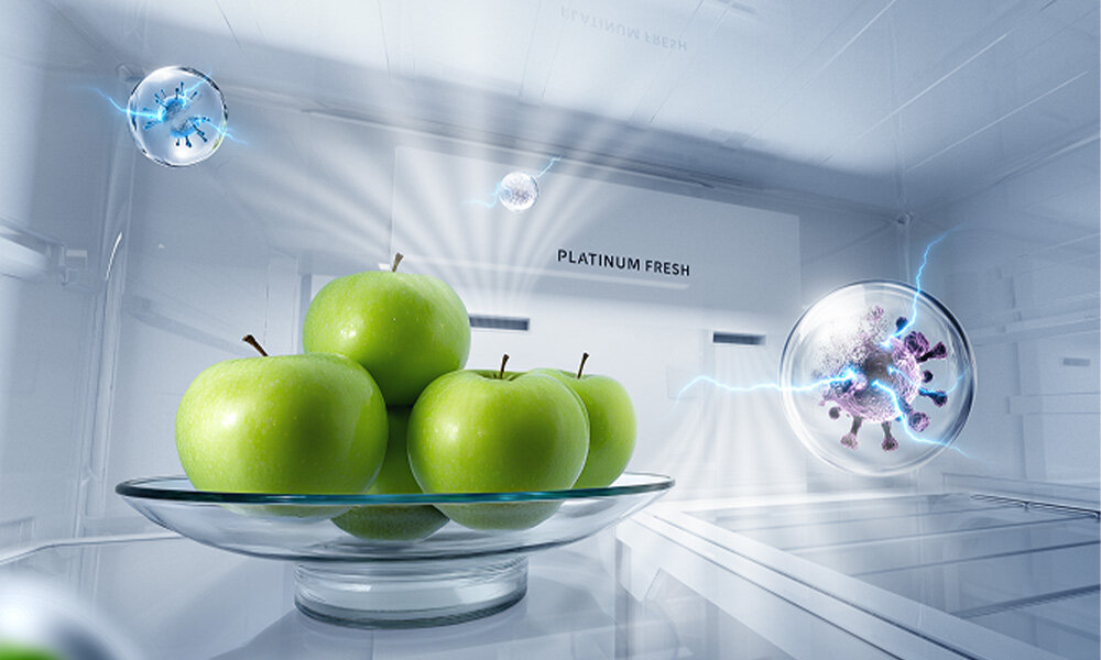 LODÓWKA MIDEA MDRM923CIE46M Wnętrze lodówki z talerzem zielonych jabłek. Wokół widoczne są grafiki przedstawiające drobnoustroje oraz napis „PLATINUM FRESH” Inverter Quattro cicha praca oszczędność energii stabilna temperatura
