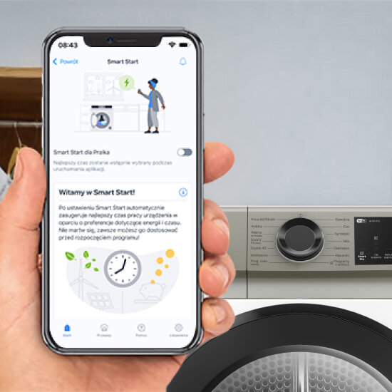 Osoba trzyma smartfon z aplikacją Smart Start, na ekranie widoczny jest tekst: \'Smart Start dla Pralka\' oraz \'Witamy w Smart Start!\'. W tle znajduje się panel sterowania suszarki z pokrętłem i wyświetlaczem.