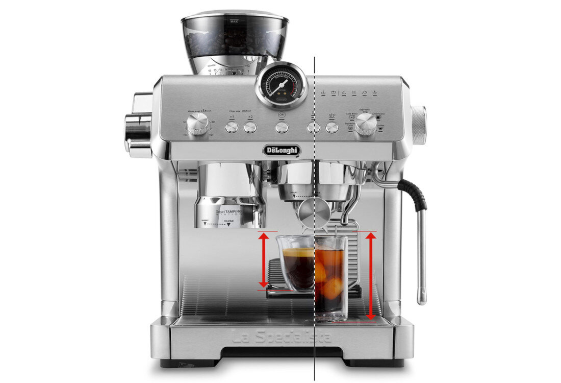 Srebrny ekspres do kawy z widocznym logo DeLonghi, posiadający manometr, pokrętła i dyszę do spieniania mleka. Pod dyszami znajduje się szklanka z napojem, a na górze ekspresu młynek do kawy.