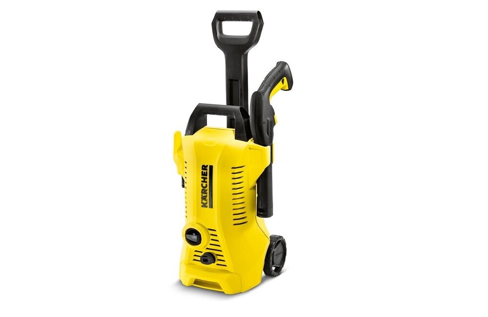 Żółta myjka ciśnieniowa z czarnymi elementami, posiada dwa koła i uchwyt do przenoszenia. Na obudowie widoczne jest logo \'KARCHER\'.