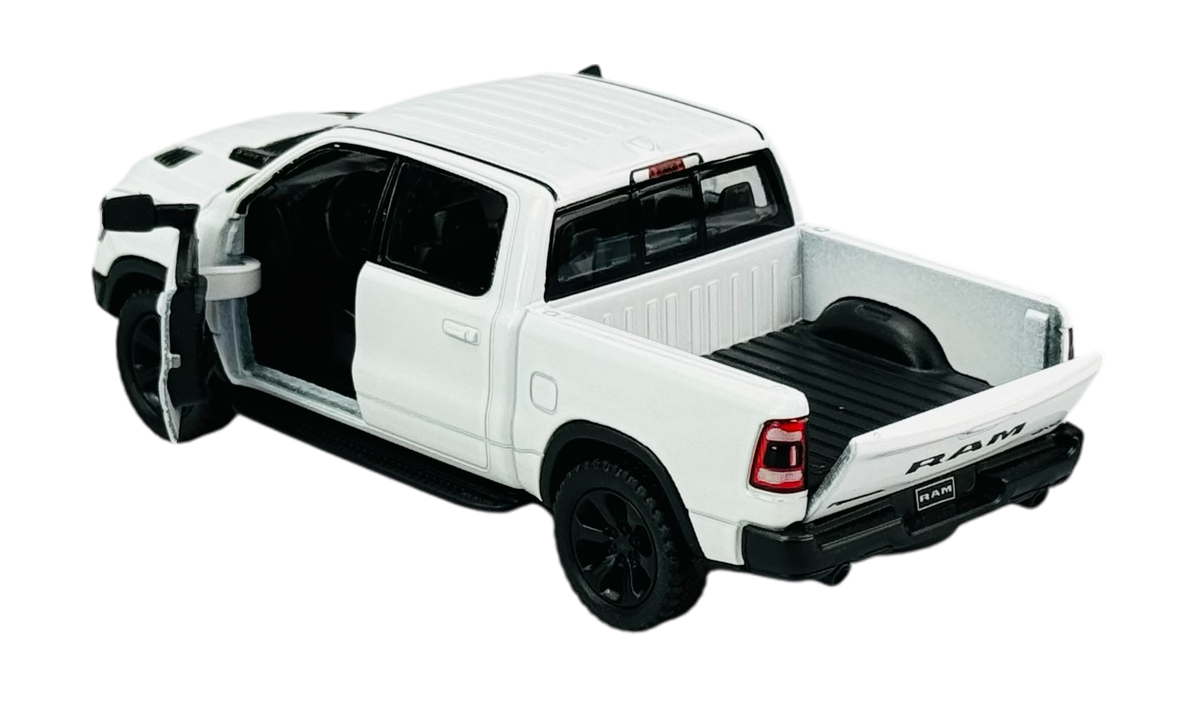 Model białego samochodu typu pickup z otwartymi drzwiami i klapą bagażnika. Na tylnej klapie widoczne jest logo \'RAM\'.