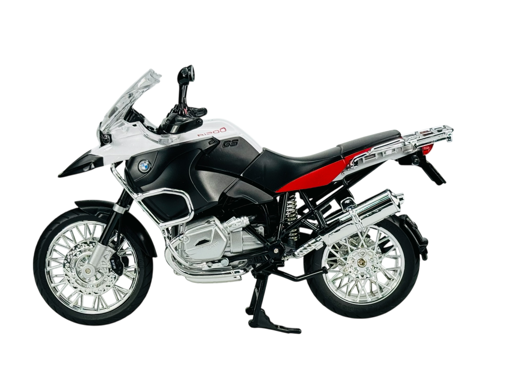 Model motocykla w kolorze białym i czarnym z czerwonym akcentem, z widocznym logo BMW na baku. Motocykl ma szczegółowo odwzorowane elementy, takie jak koła i układ wydechowy.