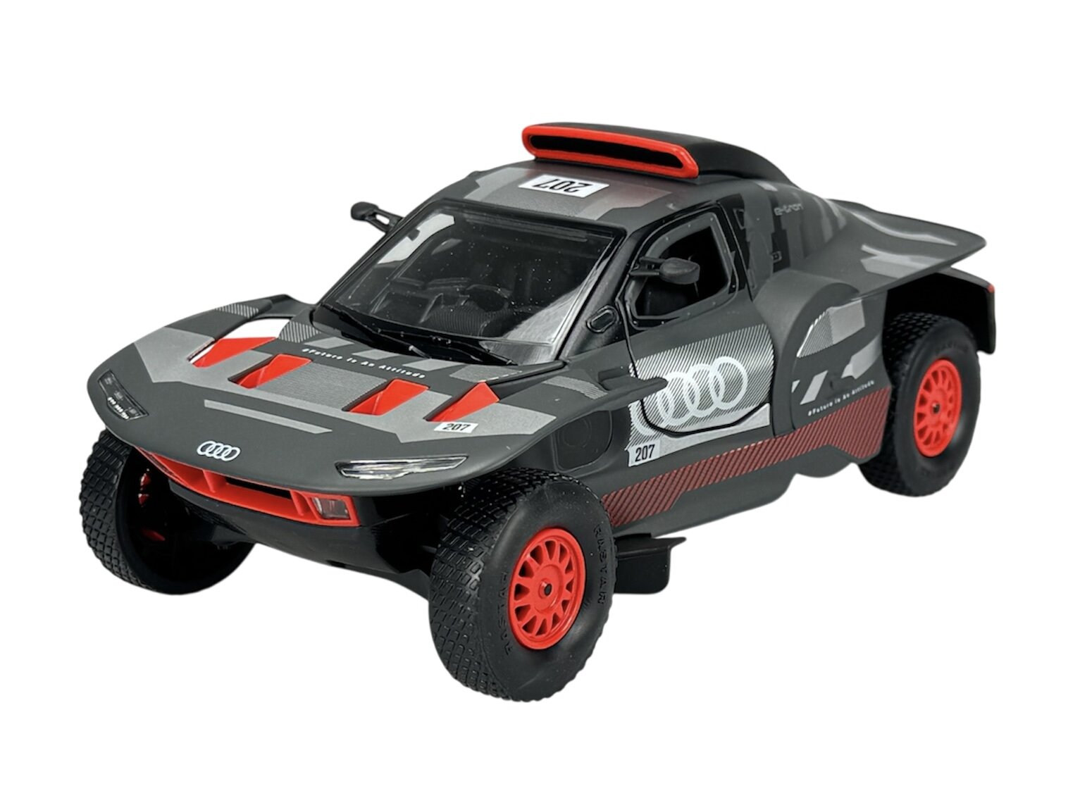Model samochodu w skali 1:24, przedstawiający szary pojazd z czerwonymi akcentami i logo Audi. Na masce widoczne są numery \'207\' oraz \'102\'.