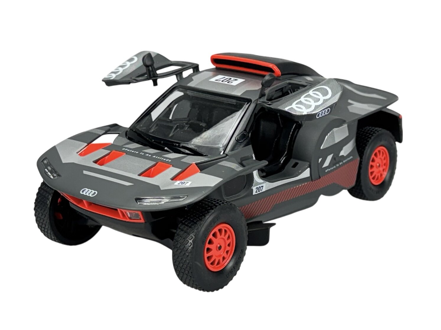 Model samochodu w skali 1:24, przedstawiający Audi RS Q E-Tron w kolorze szarym z czerwonymi akcentami i otwartymi drzwiami. Na masce i dachu widoczne jest logo Audi oraz numer 207.