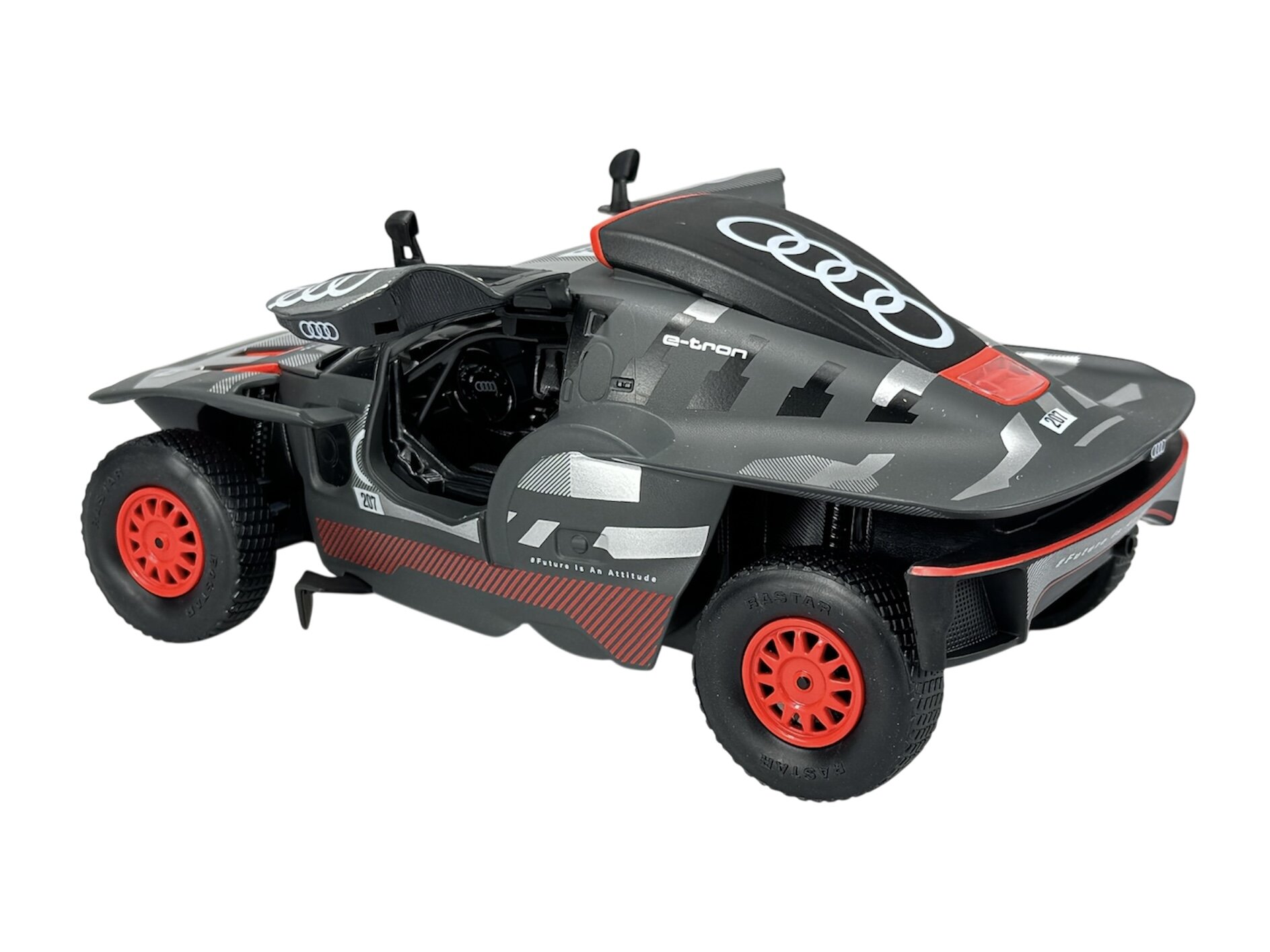 Model samochodu w kolorze szarym z czerwonymi kołami, z widocznym logo Audi na masce. Na boku pojazdu znajduje się napis \'e-tron\'.