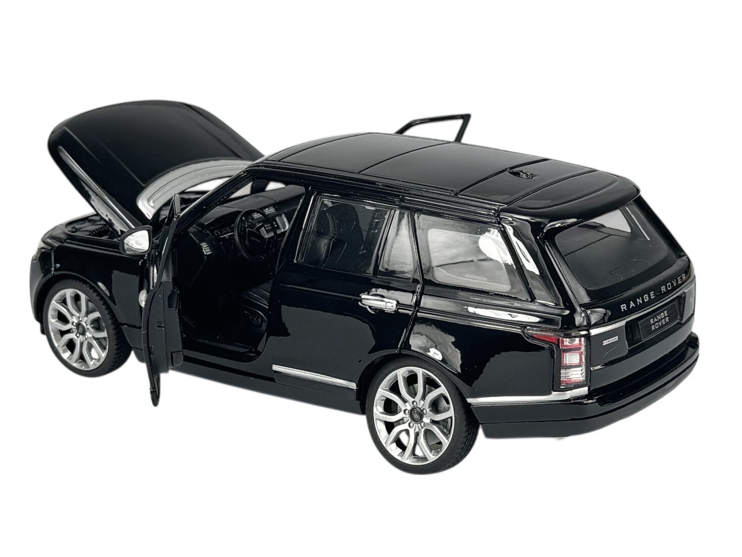 Czarny model samochodu Range Rover w skali 1:24 z otwartymi drzwiami i maską. Na tylnej klapie widoczny jest napis \'RANGE ROVER\'.