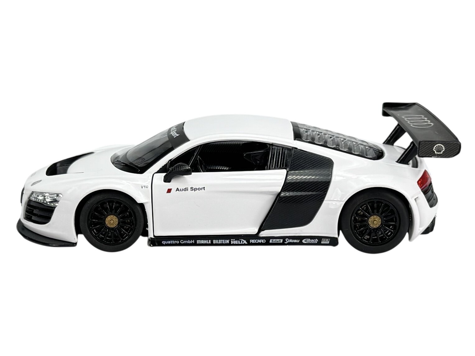 Model samochodu w skali 1:24 przedstawiający biały pojazd sportowy z czarnymi detalami i napisem \'Audi Sport\' na boku. Na tylnej części widoczne jest duże skrzydło z logo Audi oraz Shell.