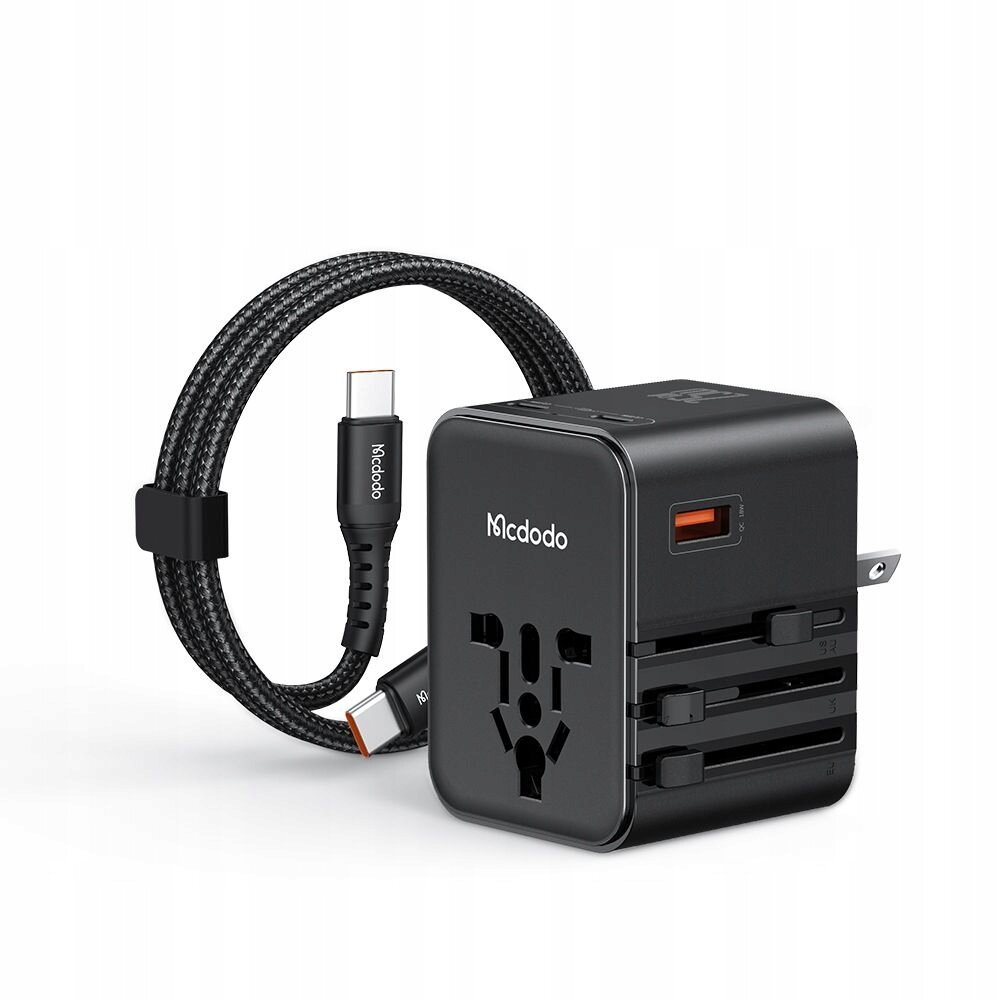 Na obrazie widoczna jest czarna ładowarka podróżna z różnymi wtyczkami oraz czarny kabel USB z logo \'Mcdodo\'.