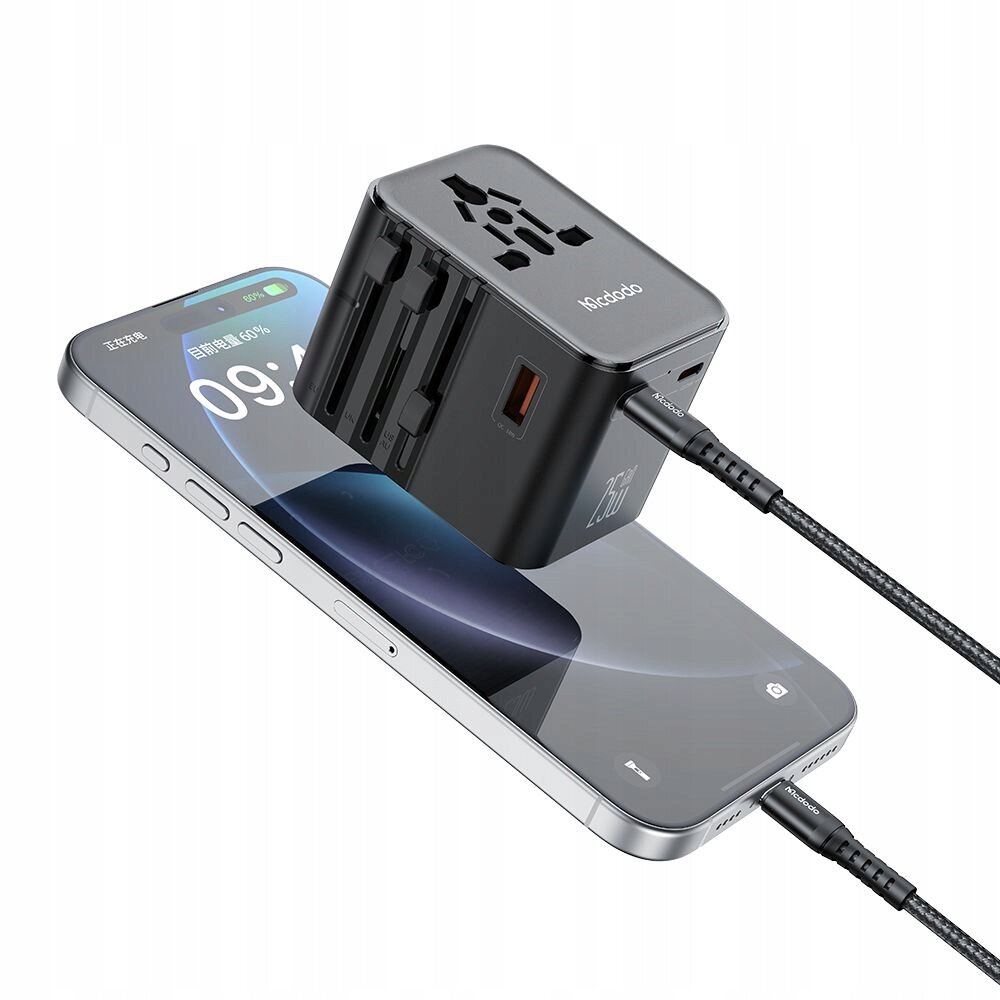 Na obrazie widać czarną ładowarkę podróżną z logo \'Mcdodo\', podłączoną do smartfona. Ładowarka ma różne gniazda i port USB, a na ekranie telefonu widoczny jest wskaźnik naładowania baterii na poziomie 60%.