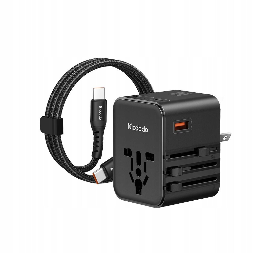 Czarny adapter podróżny z logo \'Mcdodo\' oraz dołączonym kablem USB-C. Adapter posiada różne wtyczki i port USB, a kabel jest opleciony materiałem ochronnym.