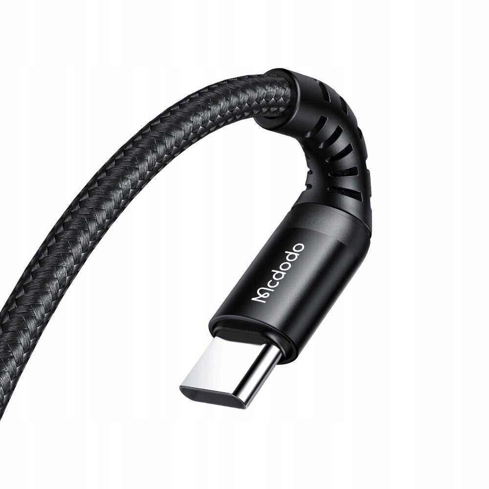 Na obrazie widoczny jest czarny kabel USB-C z plecioną osłoną i logo \'Mcdodo\' na złączu. Kabel ma zakrzywioną końcówkę z otworami wentylacyjnymi.