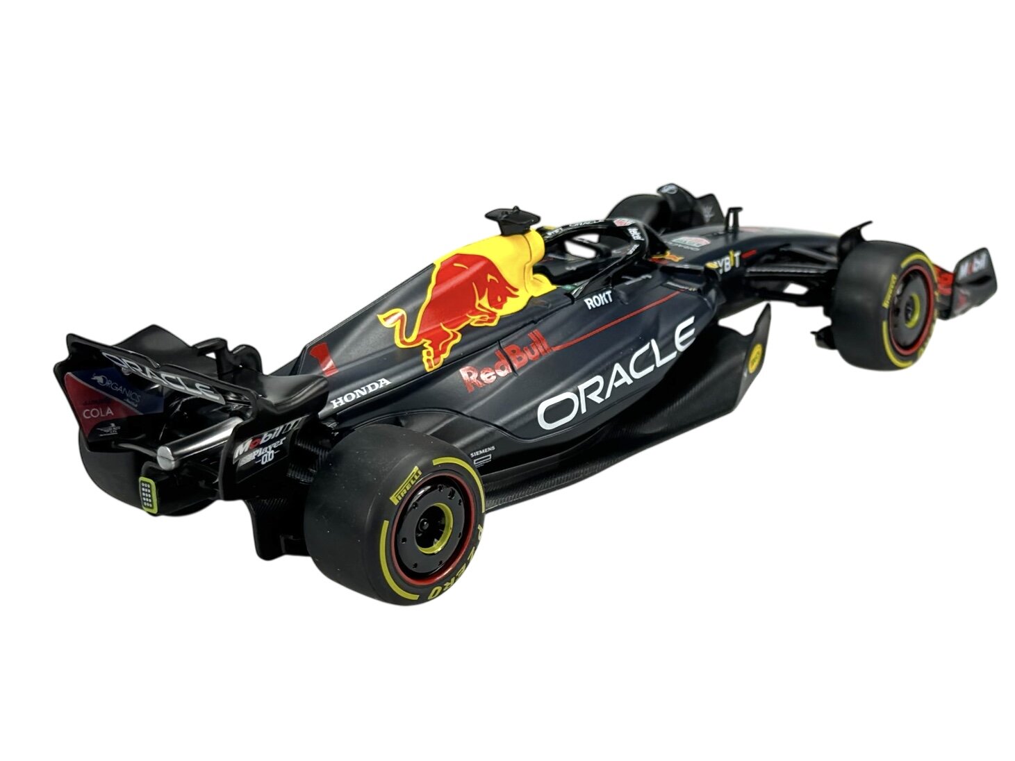 Model samochodu wyścigowego w kolorze czarnym z logo Red Bull i Oracle na bokach. Na tylnej części widoczne są napisy Honda i Pirelli.