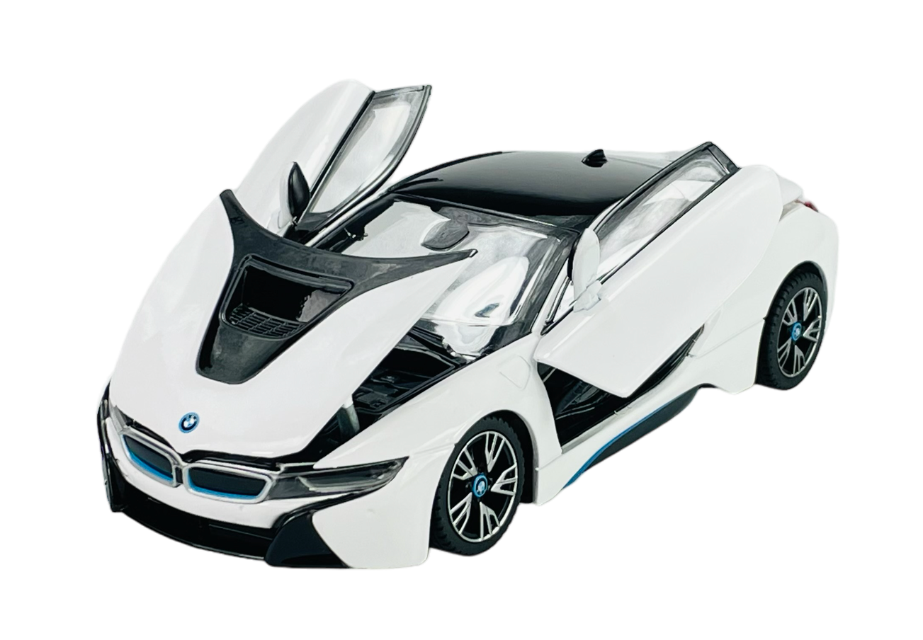 Model samochodu w kolorze białym z otwartymi drzwiami i maską, z widocznym logo BMW na przodzie. Samochód ma czarne i niebieskie detale oraz przezroczyste szyby.