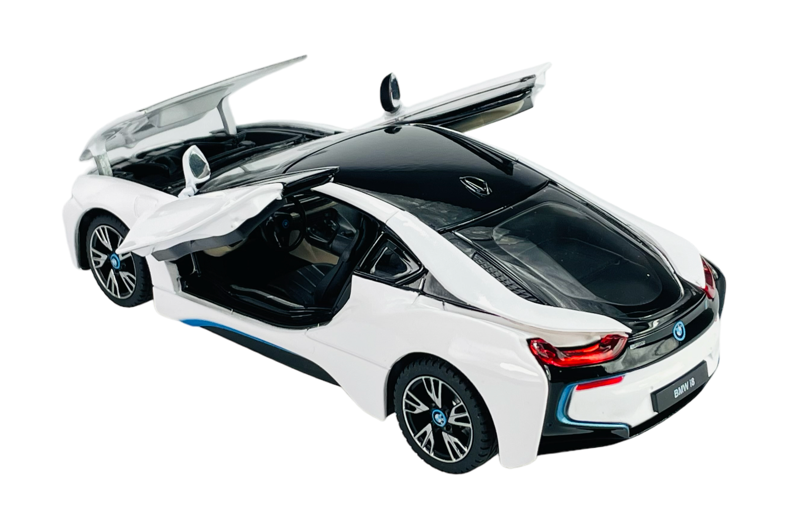Model samochodu w kolorze białym z otwartymi drzwiami i widocznym logo BMW na tylnej części. Na tablicy rejestracyjnej widnieje napis \'BMW I8\'.