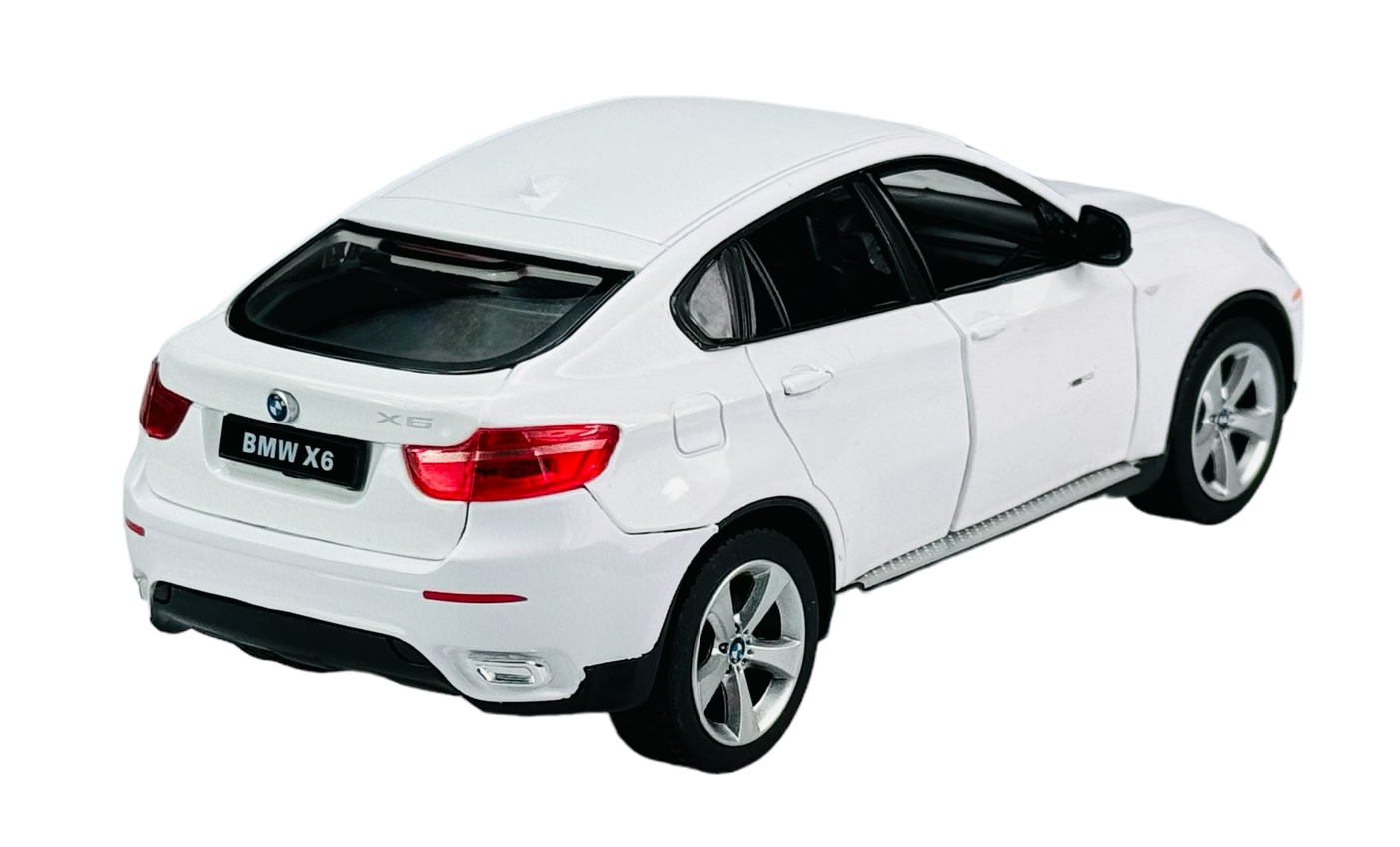 Model samochodu w kolorze białym, przedstawiający BMW X6, widoczny z tyłu i z boku. Na tablicy rejestracyjnej widnieje napis \'BMW X6\'.