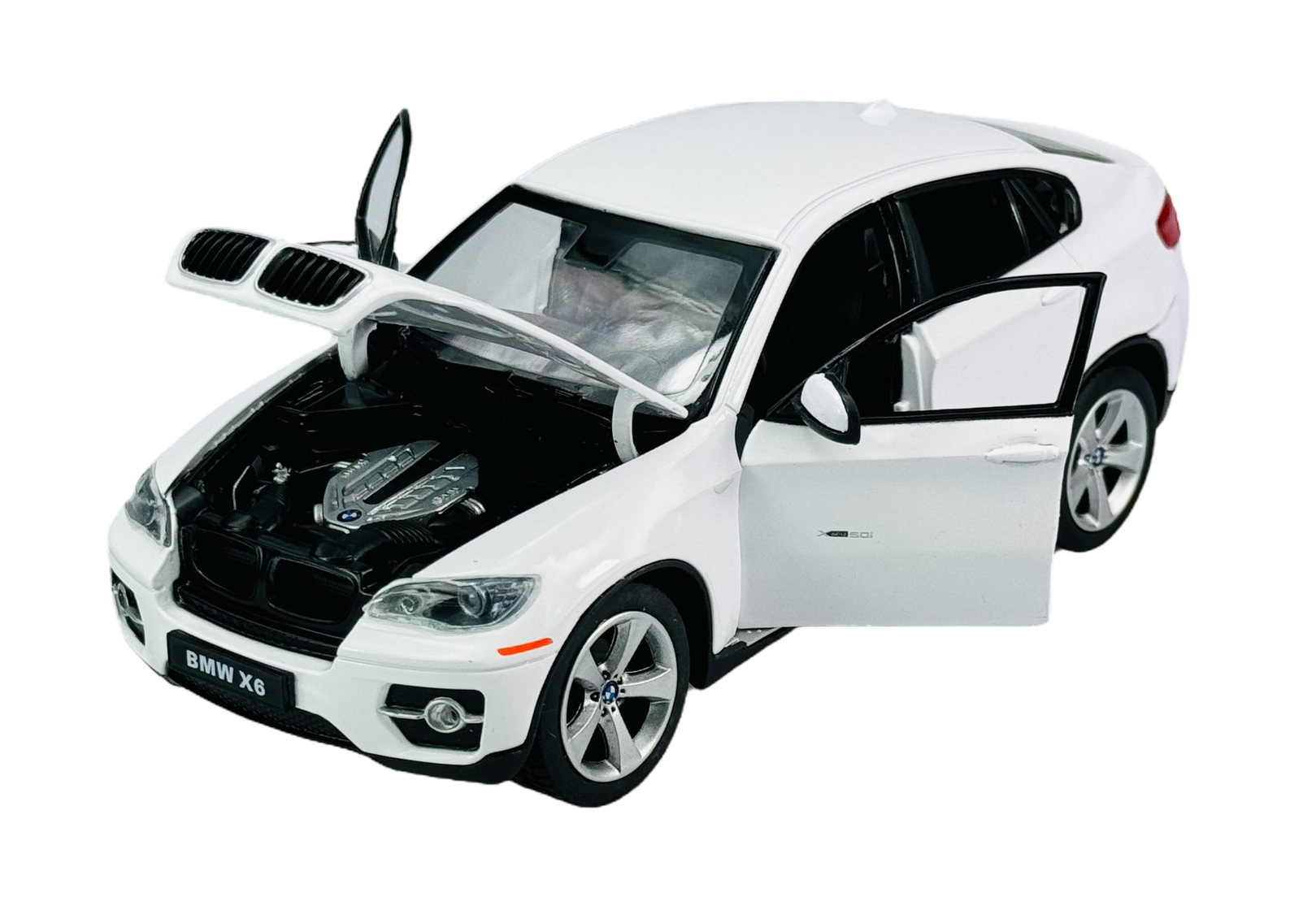 Model samochodu w kolorze białym z otwartymi drzwiami i maską, na tablicy rejestracyjnej widnieje napis \'BMW X6\'.