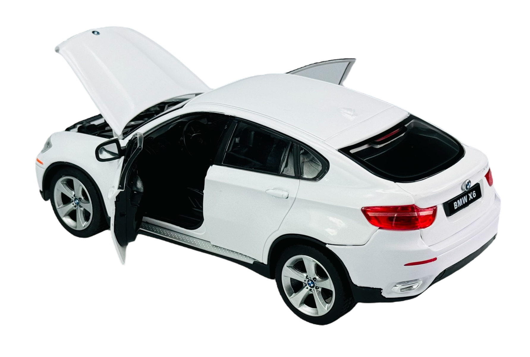 Model samochodu w kolorze białym z otwartymi drzwiami i maską. Na tablicy rejestracyjnej widnieje napis \'BMW X6\'.