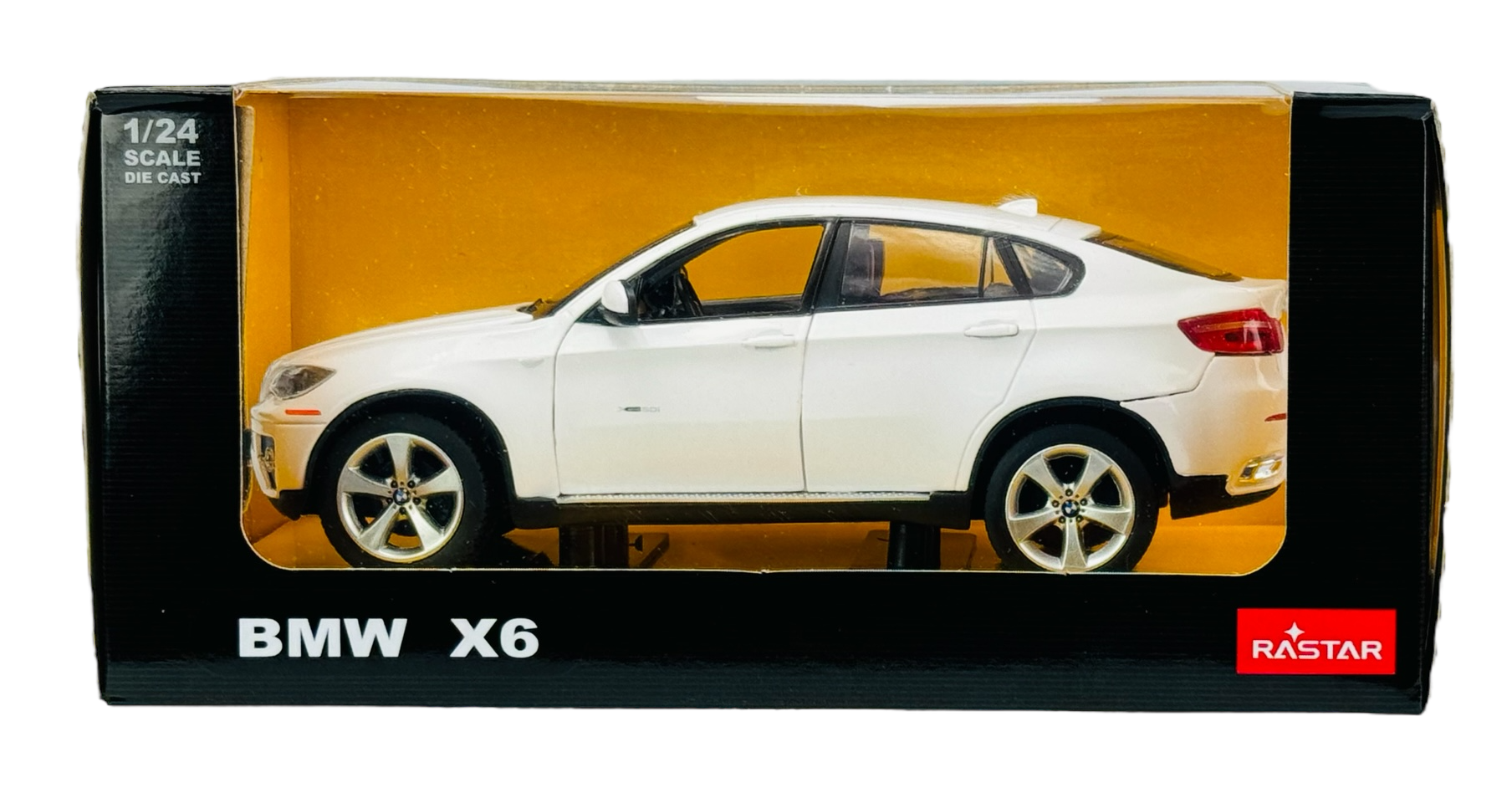 Model samochodu BMW X6 w kolorze białym, w skali 1/24, umieszczony w pudełku z logo Rastar. Na pudełku widoczny jest napis \'BMW X6\' oraz \'1/24 SCALE DIE CAST\'.
