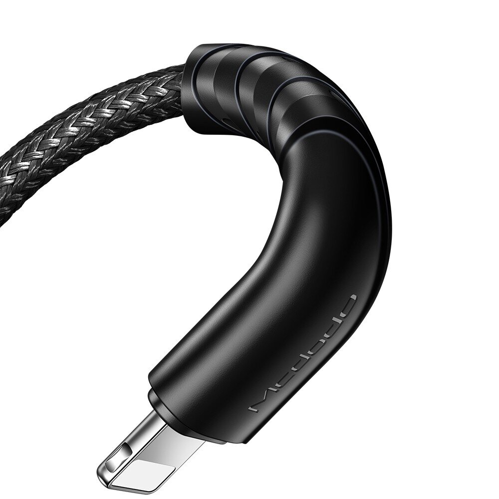 Czarny kabel USB-C z plecionym oplotem i złączem Lightning, z widocznym napisem \'Mcdodo\' na obudowie złącza.