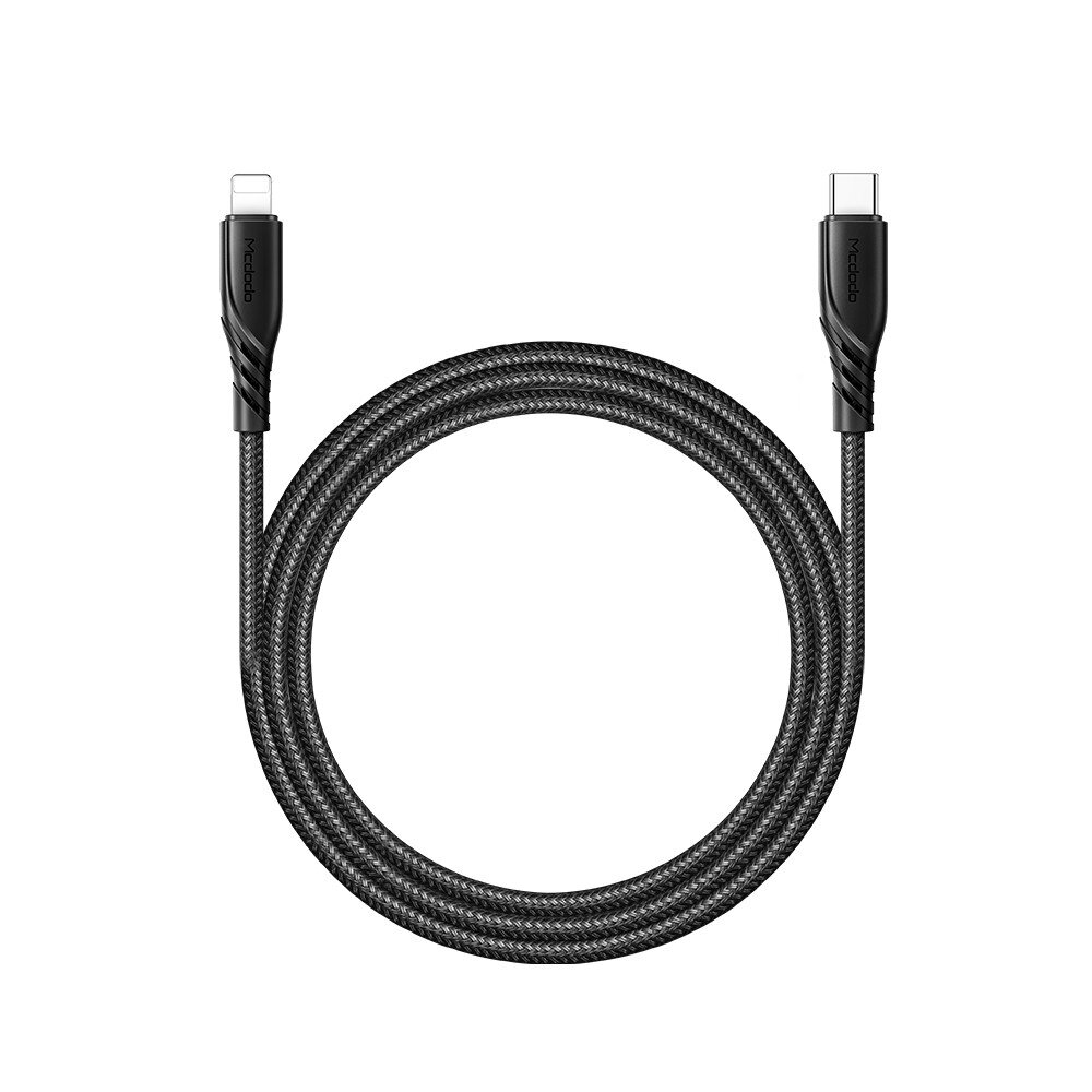 Czarny kabel USB-C do Lightning z plecionym oplotem, na obu końcach widoczne są złącza z napisem \'Mcdodo\'.