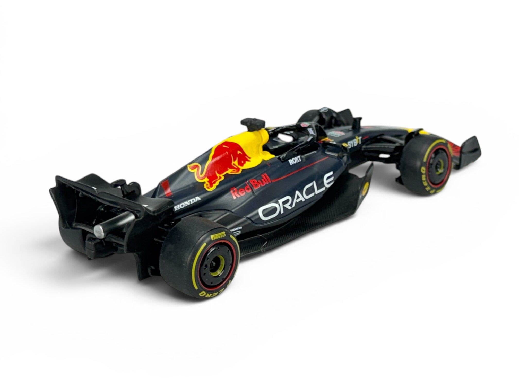 Model samochodu wyścigowego w kolorze czarnym z logo Red Bull i Oracle na karoserii. Posiada szczegółowe elementy, takie jak opony i spojlery.