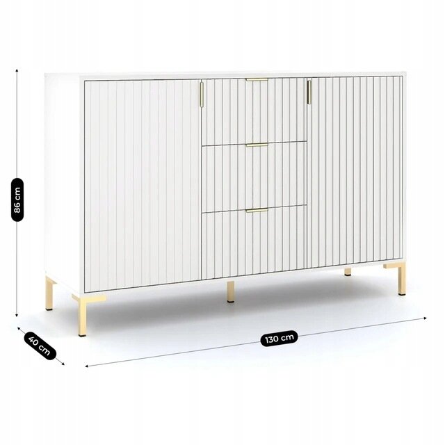 Biała komoda z szufladami i drzwiami, o wymiarach 130 cm szerokości, 86 cm wysokości i 40 cm głębokości, stoi na złotych nogach. Fronty mają pionowe linie i złote uchwyty.