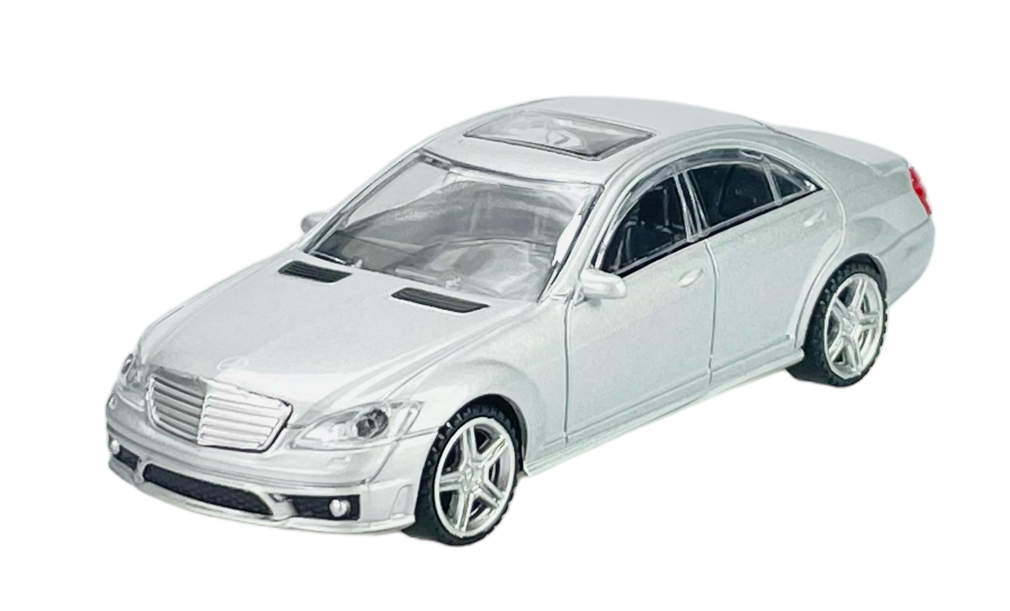 Srebrny model samochodu osobowego w skali 1:43, z widocznymi szczegółami takimi jak reflektory, grill i felgi. Samochód ma przezroczyste szyby i otwierany dach.