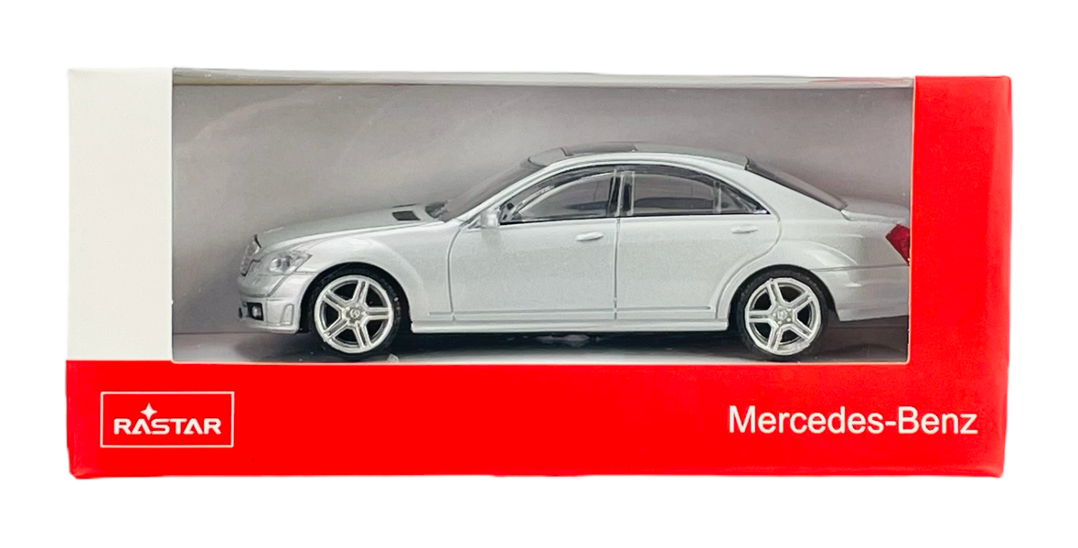 Model samochodu w skali 1:43 w srebrnym kolorze, zapakowany w pudełko z przezroczystym frontem. Na pudełku widoczne są napisy \'RASTAR\' i \'Mercedes-Benz\'.