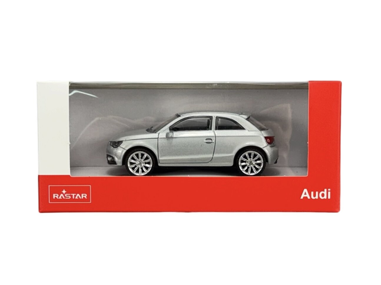 Model samochodu w skali 1:43 w kolorze srebrnym, umieszczony w pudełku z przezroczystym frontem. Na pudełku widoczne są napisy \'Rastar\' i \'Audi\'.