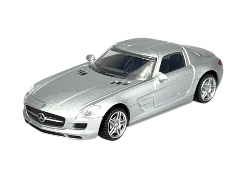 Srebrny model samochodu sportowego z logo Mercedes-Benz na przodzie, wykonany z metalu w skali 1:43.