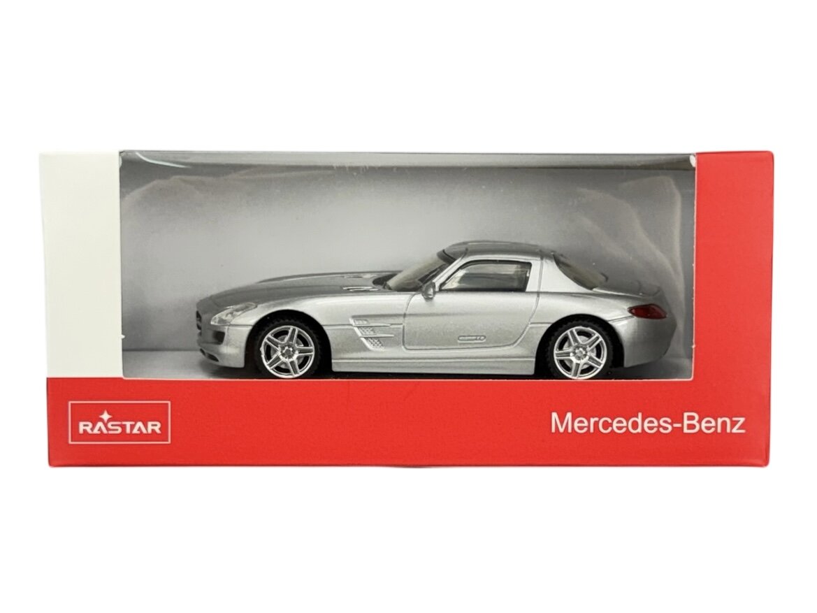 Model samochodu w skali 1:43 w kolorze srebrnym znajduje się w pudełku z przezroczystym frontem. Na opakowaniu widoczne są napisy \'RASTAR\' i \'Mercedes-Benz\'.