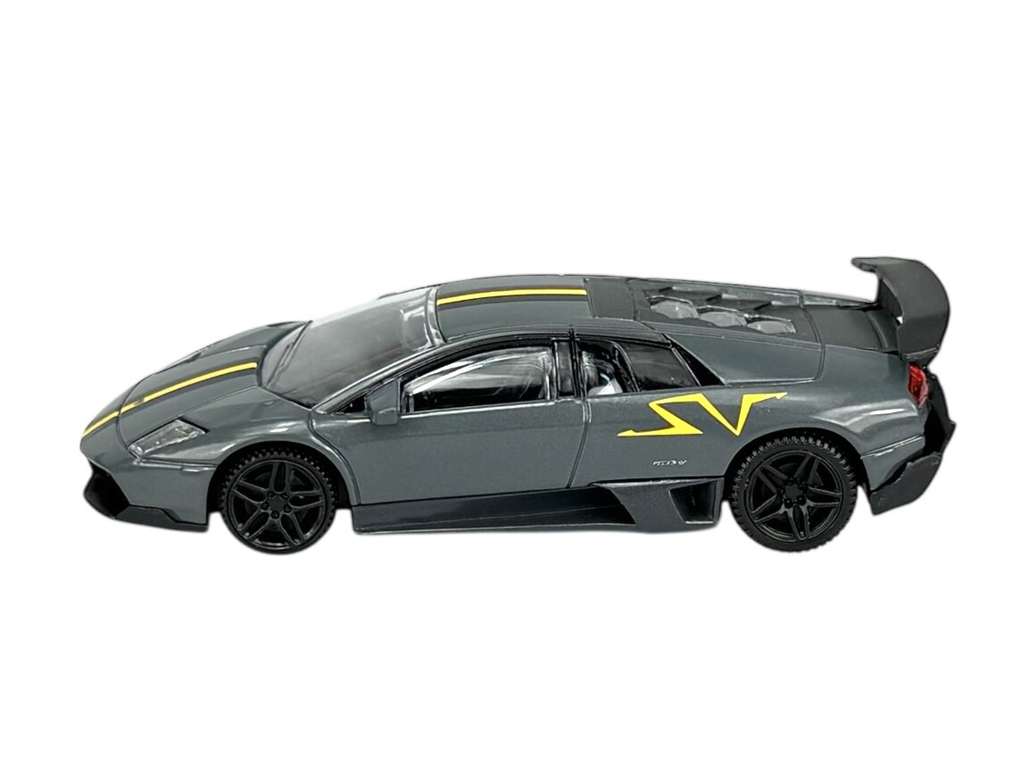 Model samochodu w skali 1:43 przedstawiający szary pojazd sportowy z żółtymi detalami i dużym tylnym spojlerem. Na boku widoczny jest żółty napis \'SV\'.