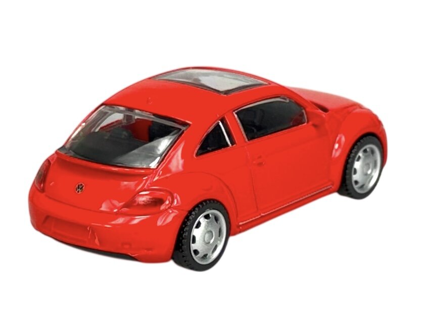 Czerwony model samochodu w skali 1:43, przypominający Volkswagen Beetle, z widocznym logo VW z tyłu. Samochód ma srebrne felgi i przezroczysty dach.