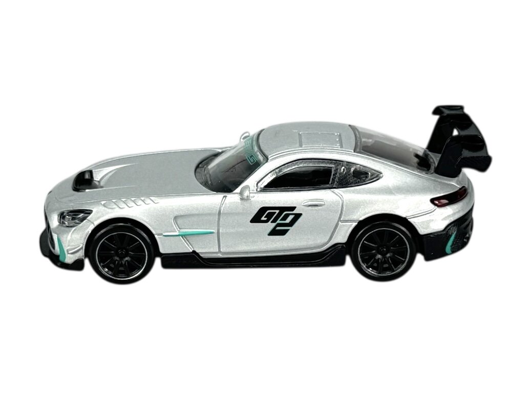 Model samochodu w skali 1:43, przedstawiający srebrny pojazd sportowy z czarnymi detalami i dużym tylnym spojlerem. Na drzwiach widoczny jest czarny napis \'GT2\'.
