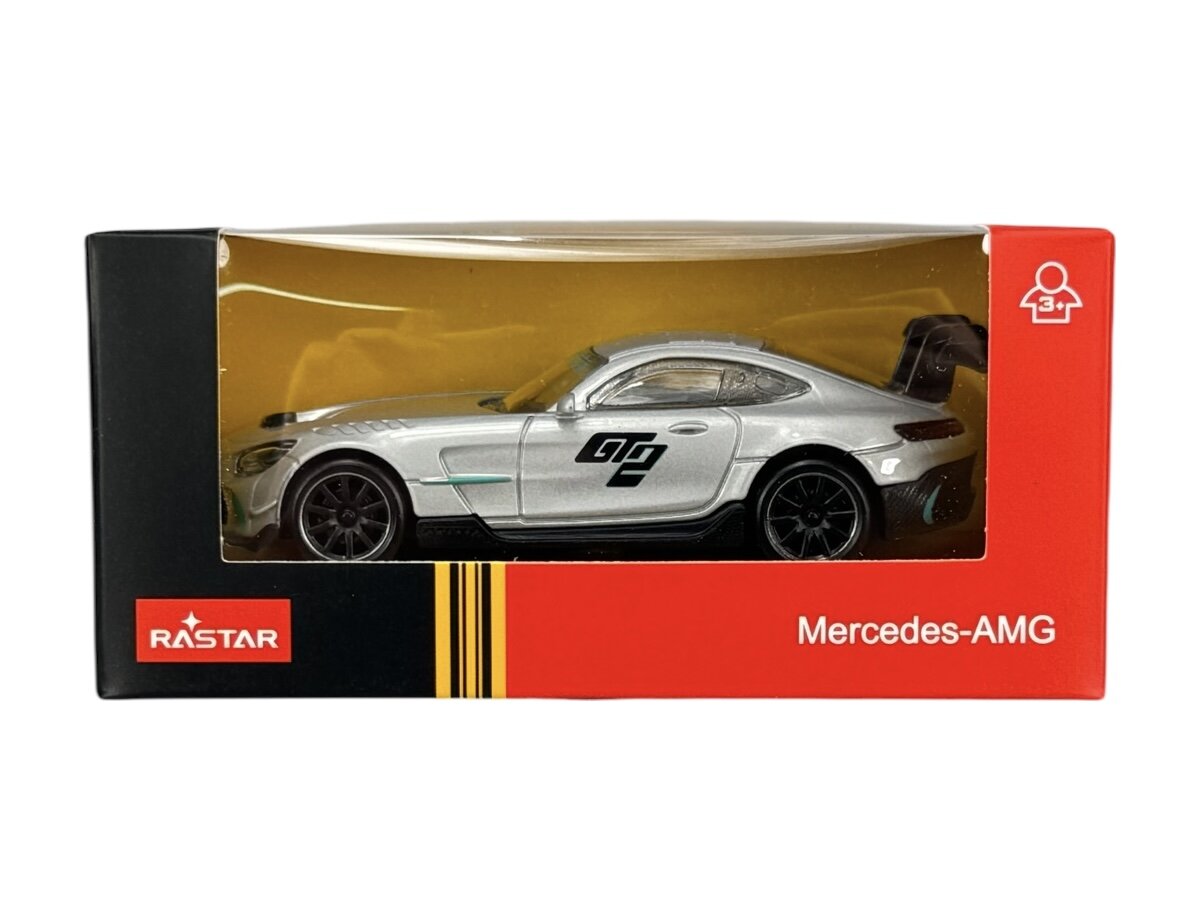 Model samochodu w skali 1:43 w srebrnym kolorze z czarnymi detalami, zapakowany w pudełko z logo RASTAR i napisem \'Mercedes-AMG\'.
