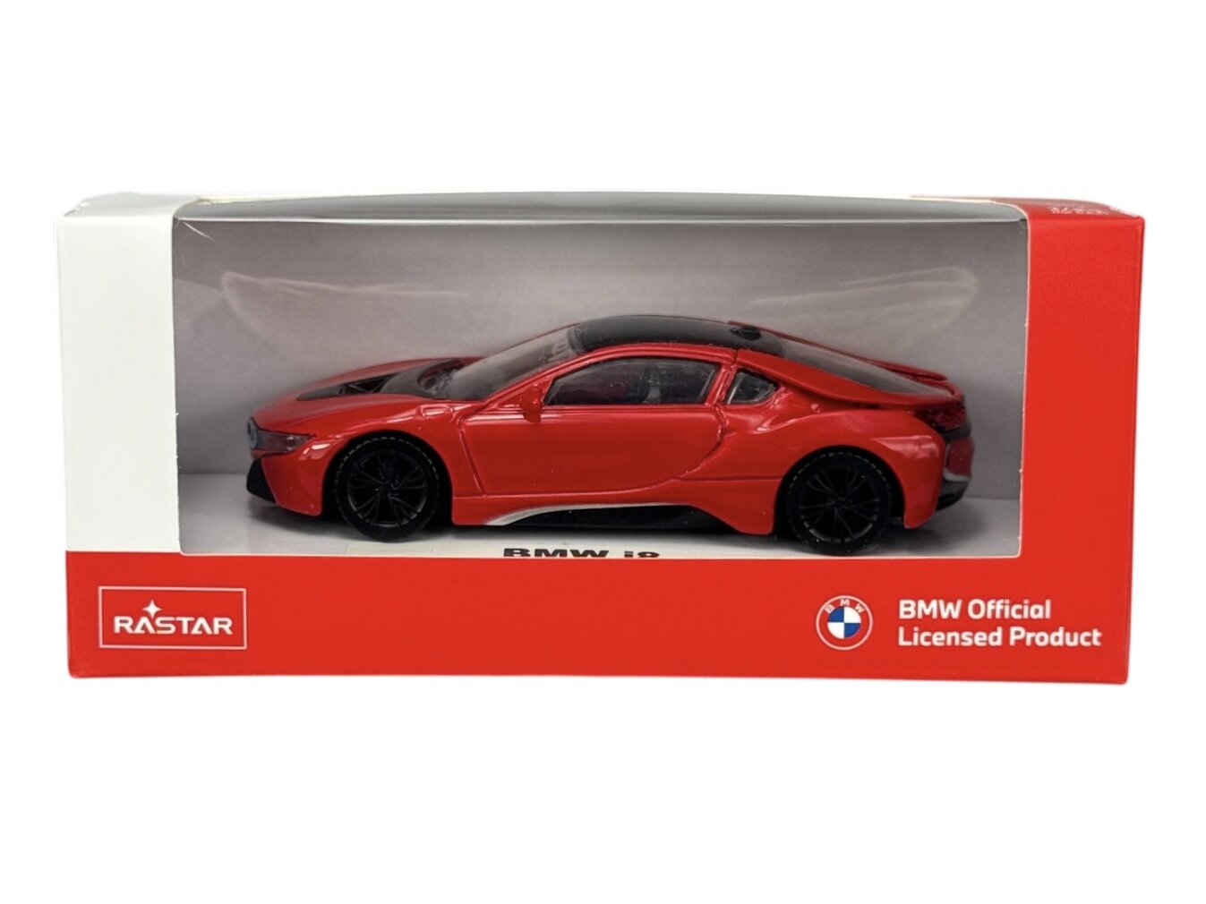 Czerwony model samochodu BMW i8 w skali 1:43 znajduje się w przezroczystym opakowaniu z czerwonym tłem. Na opakowaniu widoczne są logotypy \'RASTAR\' oraz \'BMW Official Licensed Product\'.