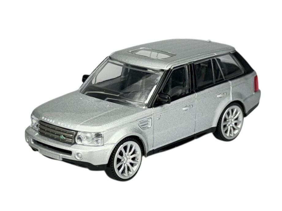 Model samochodu w skali 1:43 przedstawiający srebrny Range Rover Sport. Na przodzie widoczny napis \'RANGE ROVER\'.