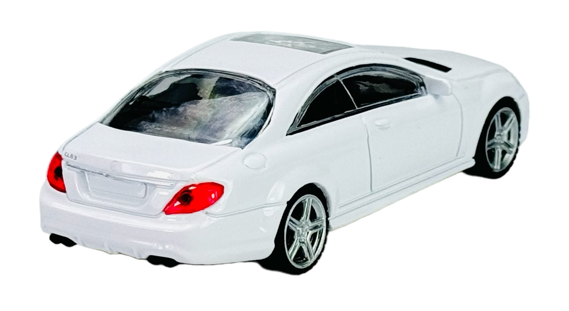 Model samochodu w kolorze białym z czerwonymi światłami tylnymi i srebrnymi felgami. Na przezroczystym tle widoczny jest napis \'CL63\'.