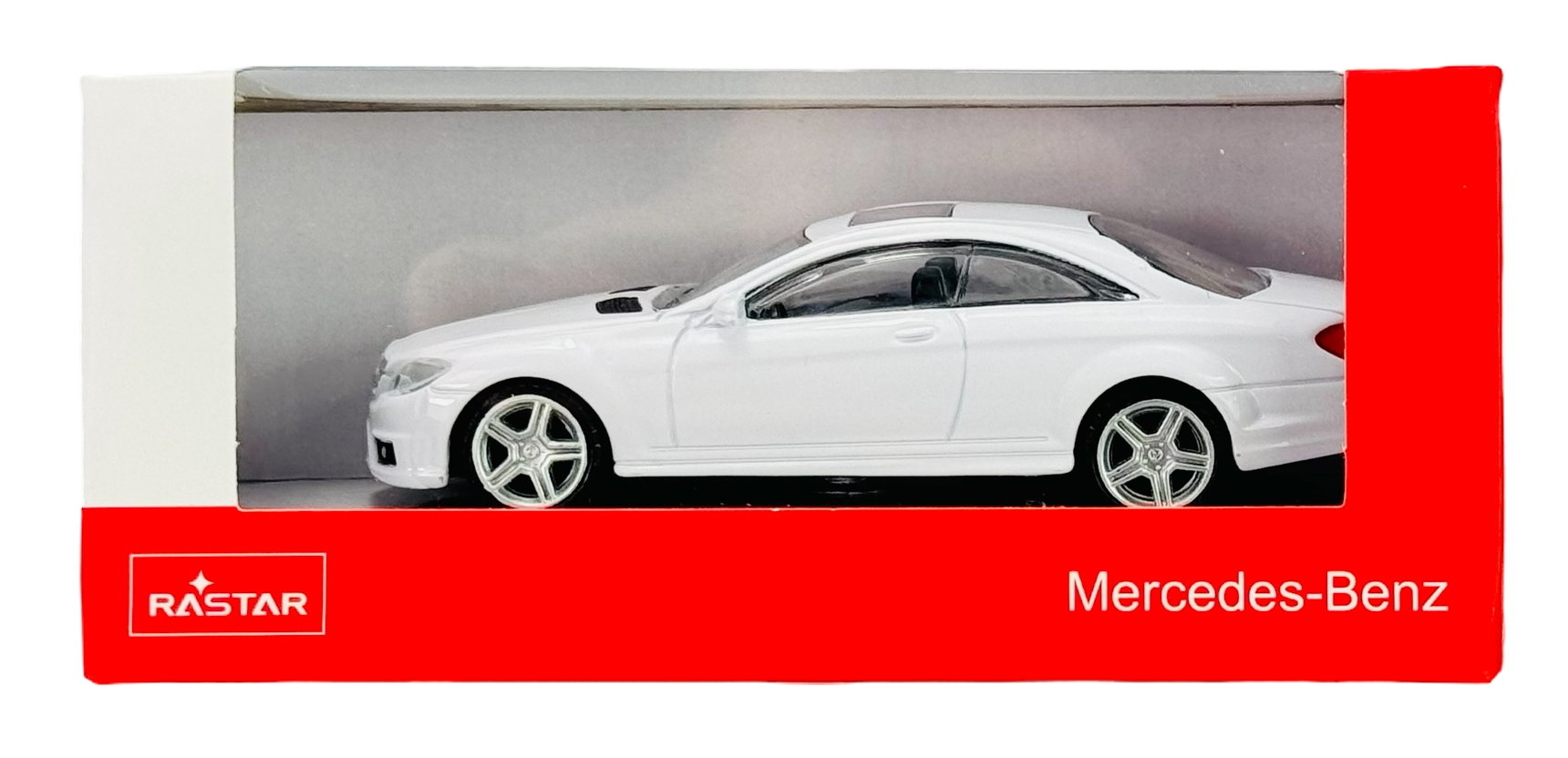 Model samochodu w skali 1:43 w kolorze białym, umieszczony w opakowaniu z czerwonym tłem i napisami \'RASTAR\' oraz \'Mercedes-Benz\'.