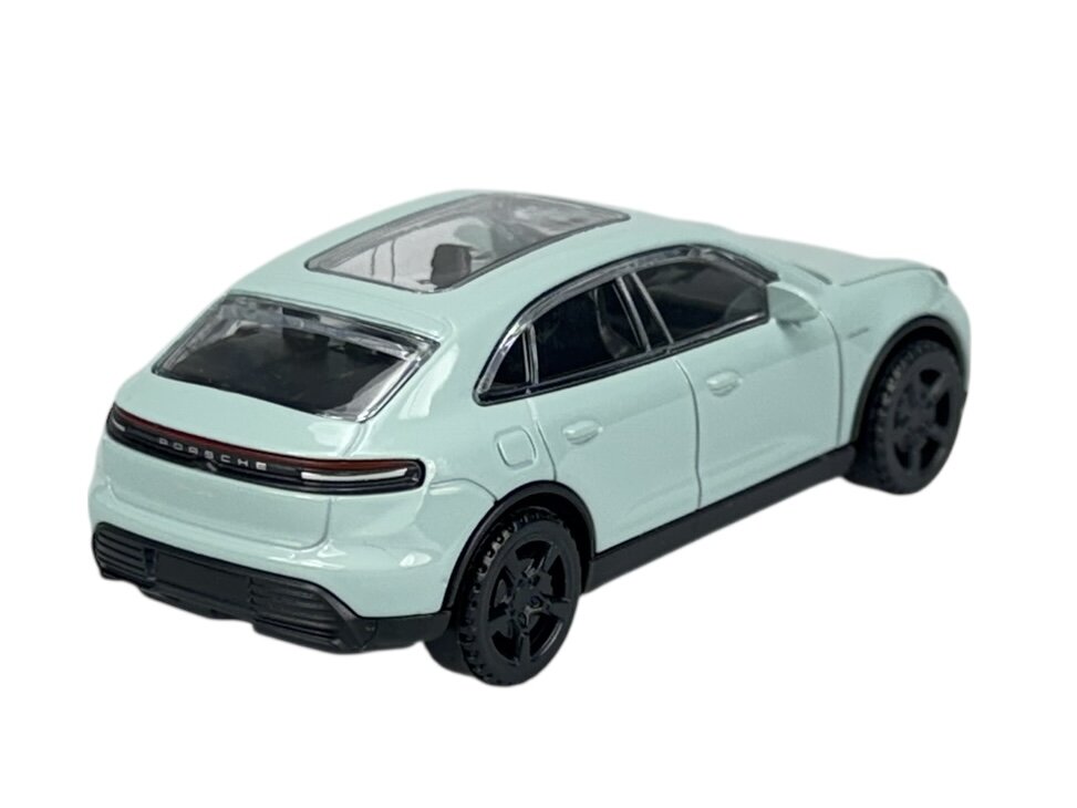Model samochodu w kolorze szarym z czarnymi kołami, widoczny z tyłu i z boku. Na tylnej części pojazdu znajduje się napis \'Porsche\'.
