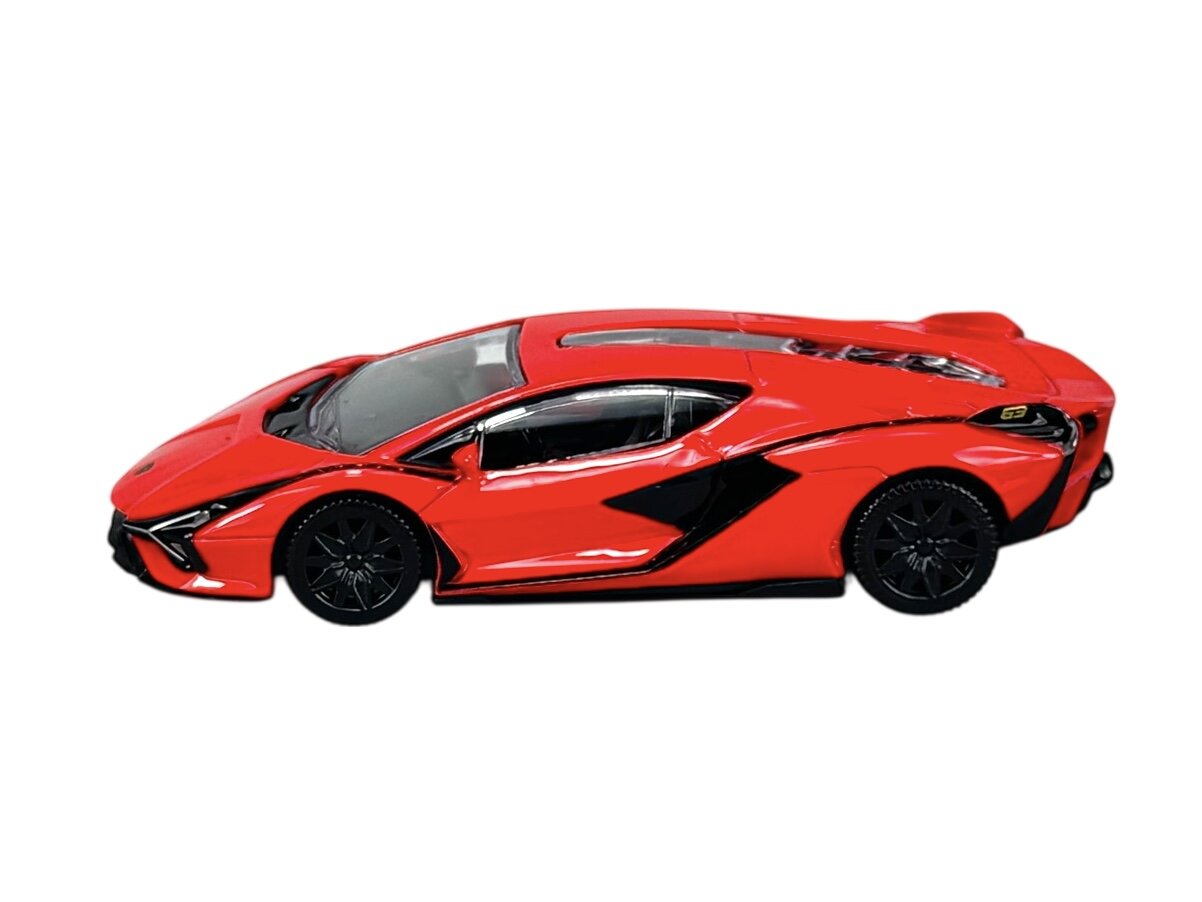 Czerwony model samochodu sportowego z czarnymi detalami i ciemnymi kołami. Samochód ma opływowy kształt i przezroczyste szyby.