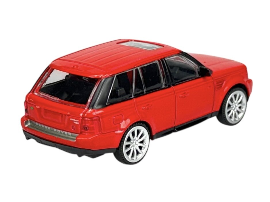 Czerwony model samochodu Range Rover Sport w skali 1:43 z widocznym logo \'Range Rover\' na tylnej klapie. Samochód ma srebrne felgi i przezroczysty dach.