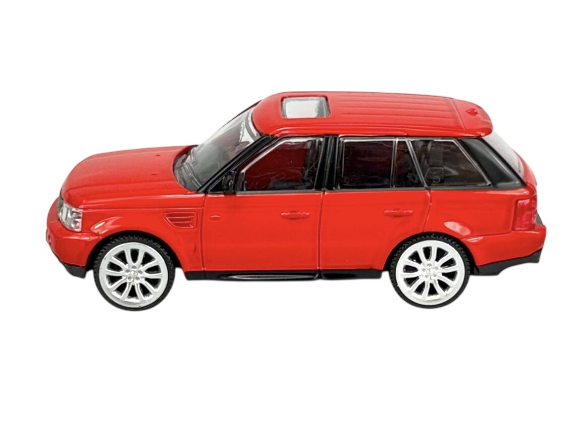 Czerwony model samochodu terenowego w skali 1:43 z białymi felgami i czarnymi szybami. Posiada szczegółowe elementy, takie jak lusterka boczne i szyberdach.