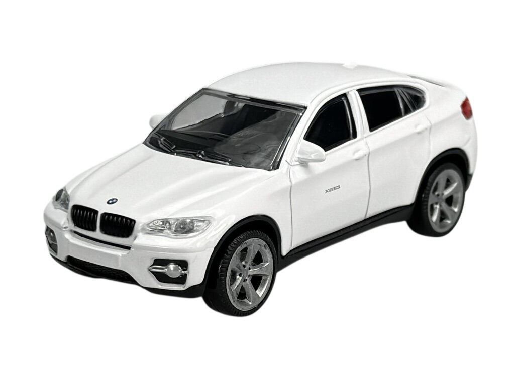 Biały model samochodu BMW X6 w skali 1:43 z widocznym logo BMW na masce. Samochód ma szczegółowo odwzorowane elementy, takie jak reflektory i felgi.